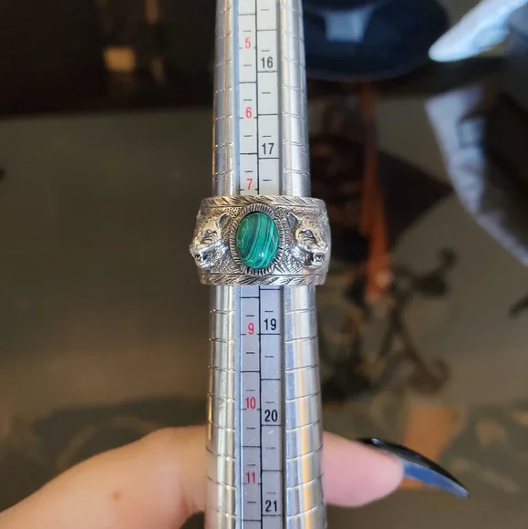 Gucci Garden Sterling Silver and Green Resin Feline Head Motifs Ring